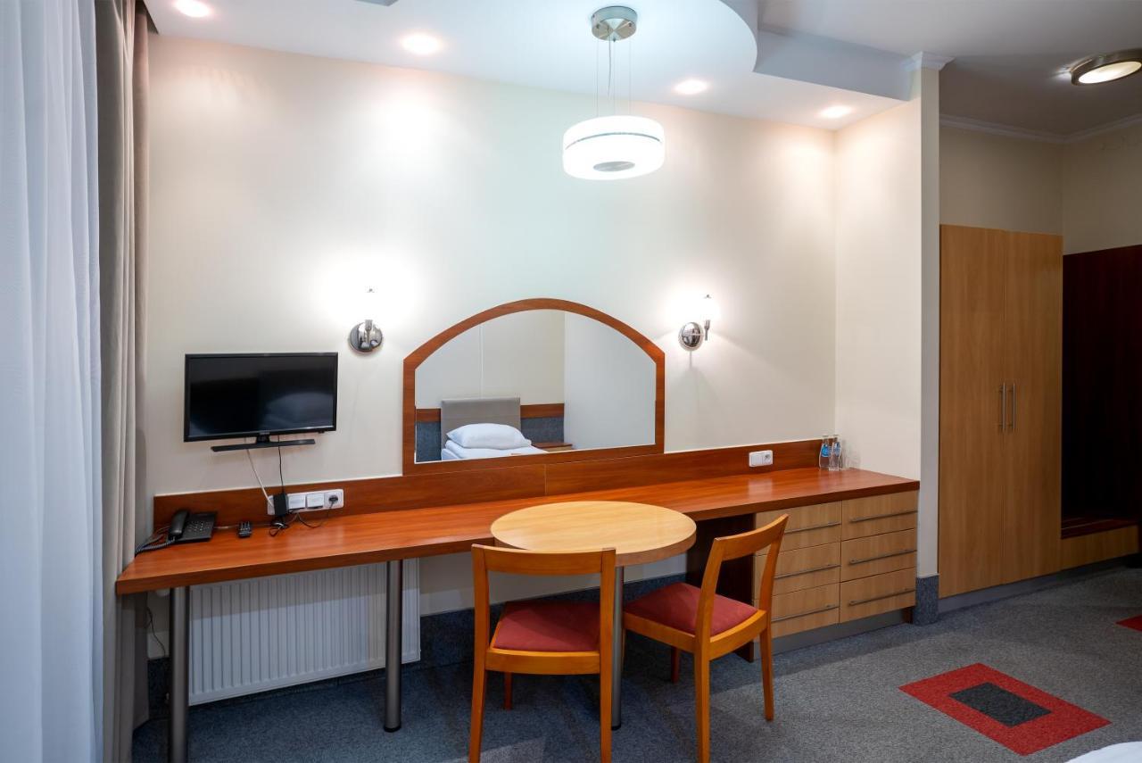 Hotel Lord Gorlice Bagian luar foto